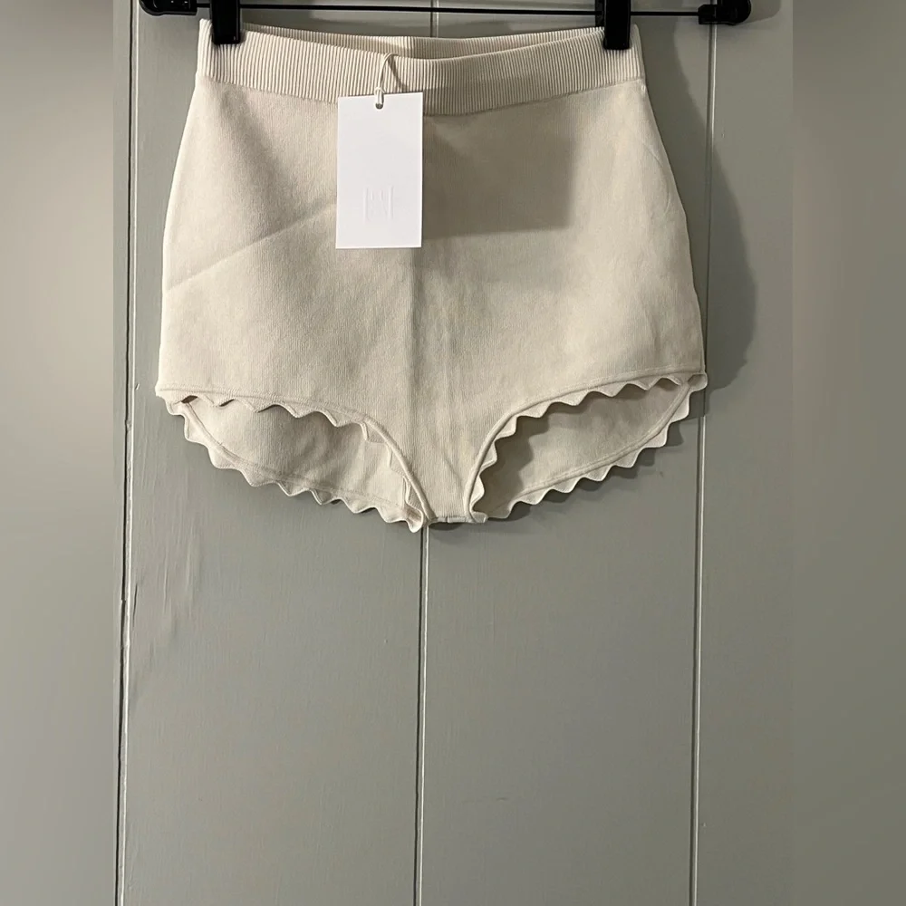 Helsa Elvira Shorts in Cream - Picture 9 of 14